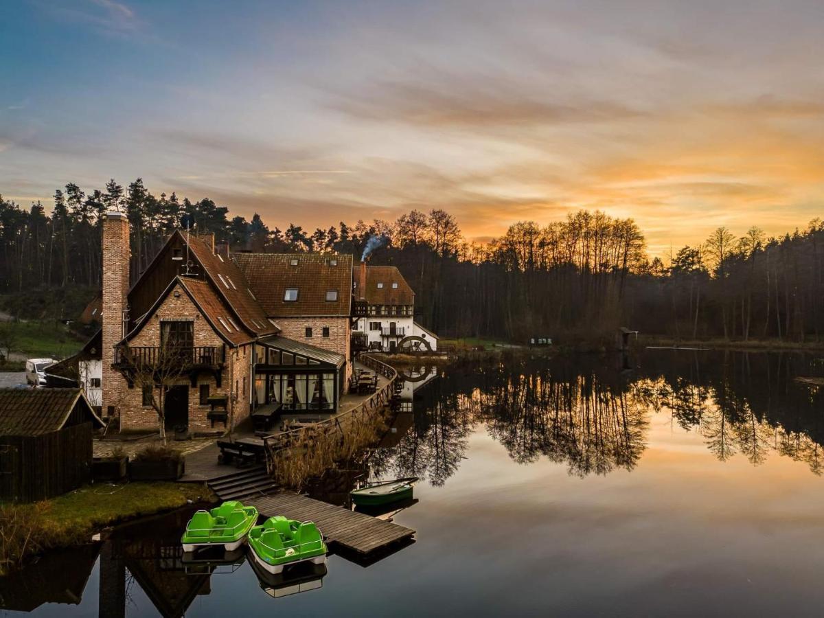 Bed and Breakfast Gosciniec Pod Zajacem Олесница Экстерьер фото