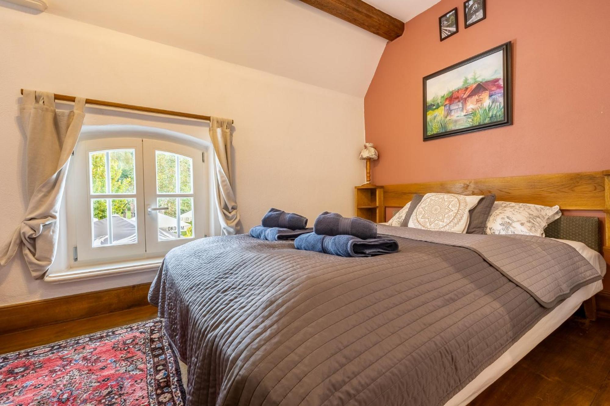 Bed and Breakfast Gosciniec Pod Zajacem Олесница Экстерьер фото