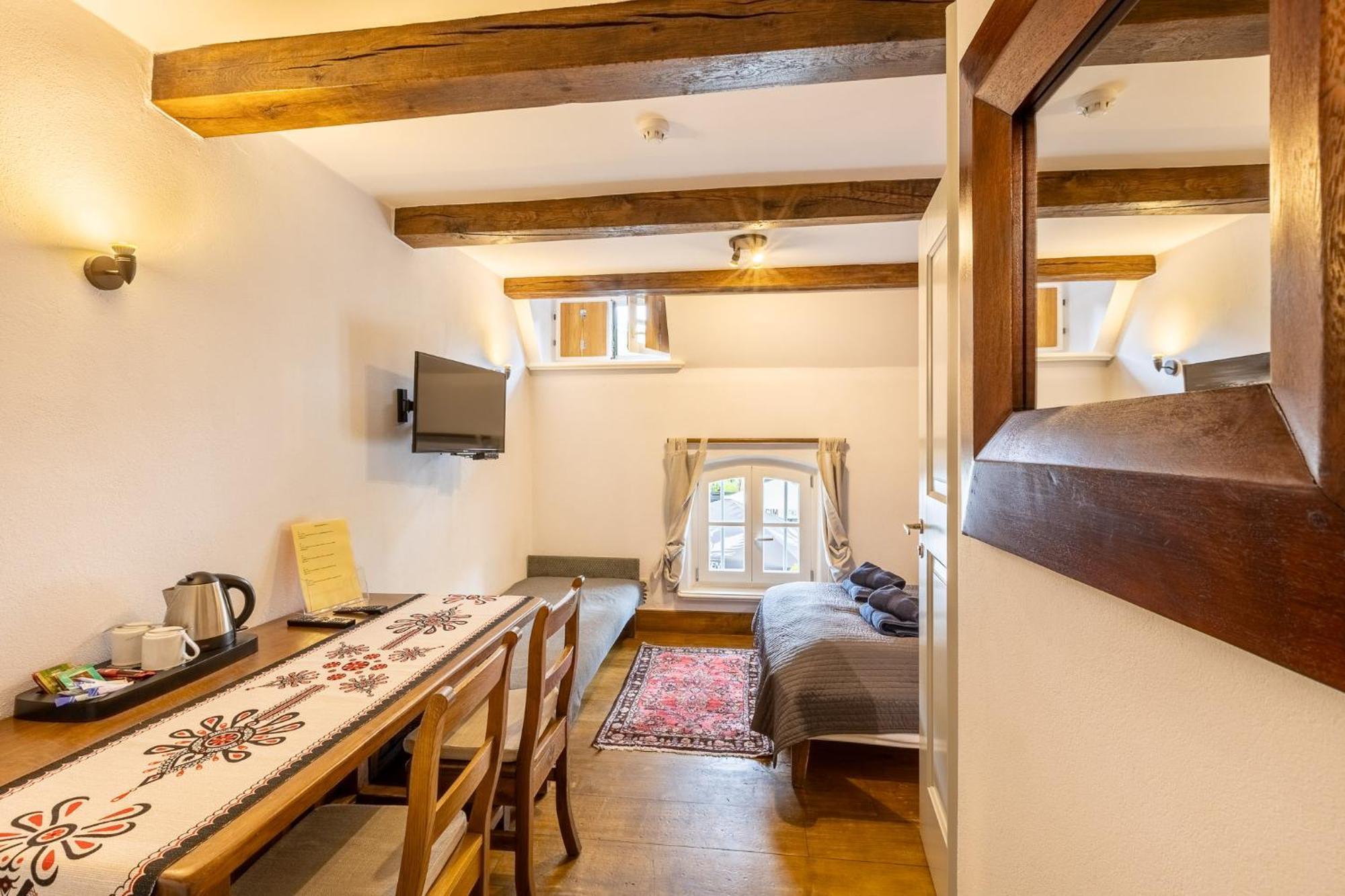 Bed and Breakfast Gosciniec Pod Zajacem Олесница Экстерьер фото